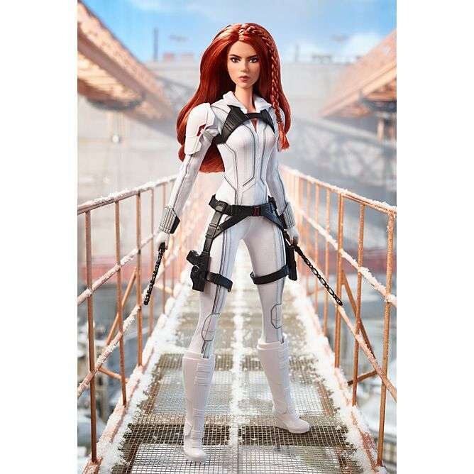 Black Widow Barbie traje blanco