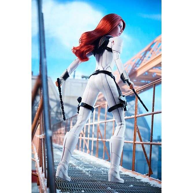 Black Widow Barbie traje blanco