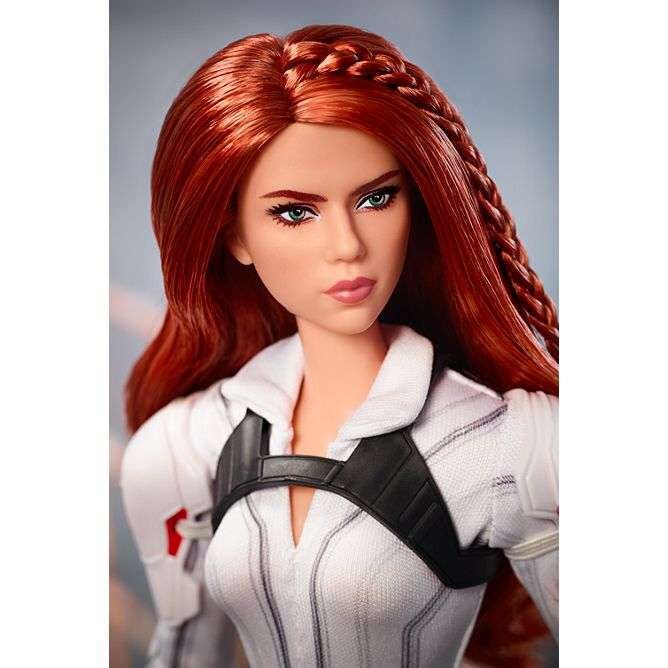 Black Widow Barbie traje blanco