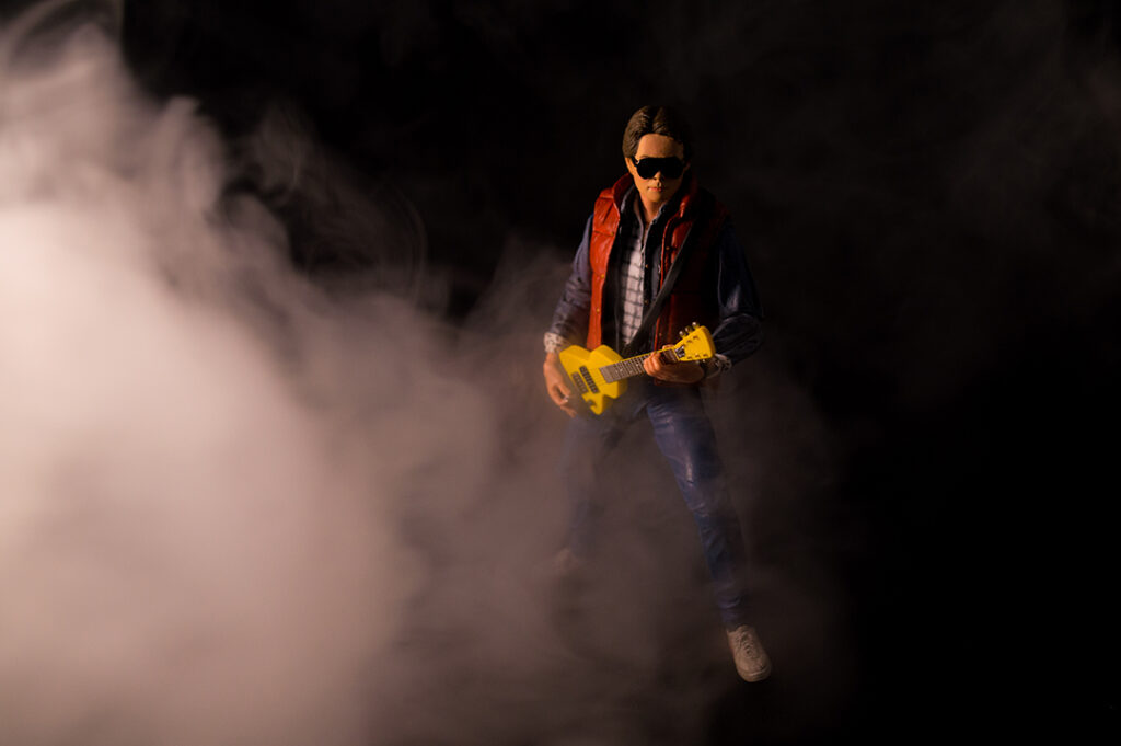 Neca Ultimate Marty Mcfly tocando la guitarra